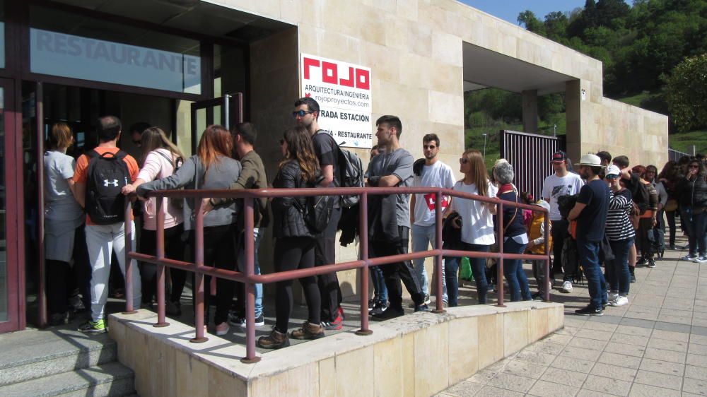 Cientos de turistas, "atrapados" en la estación de autobuses de Cangas de Onís