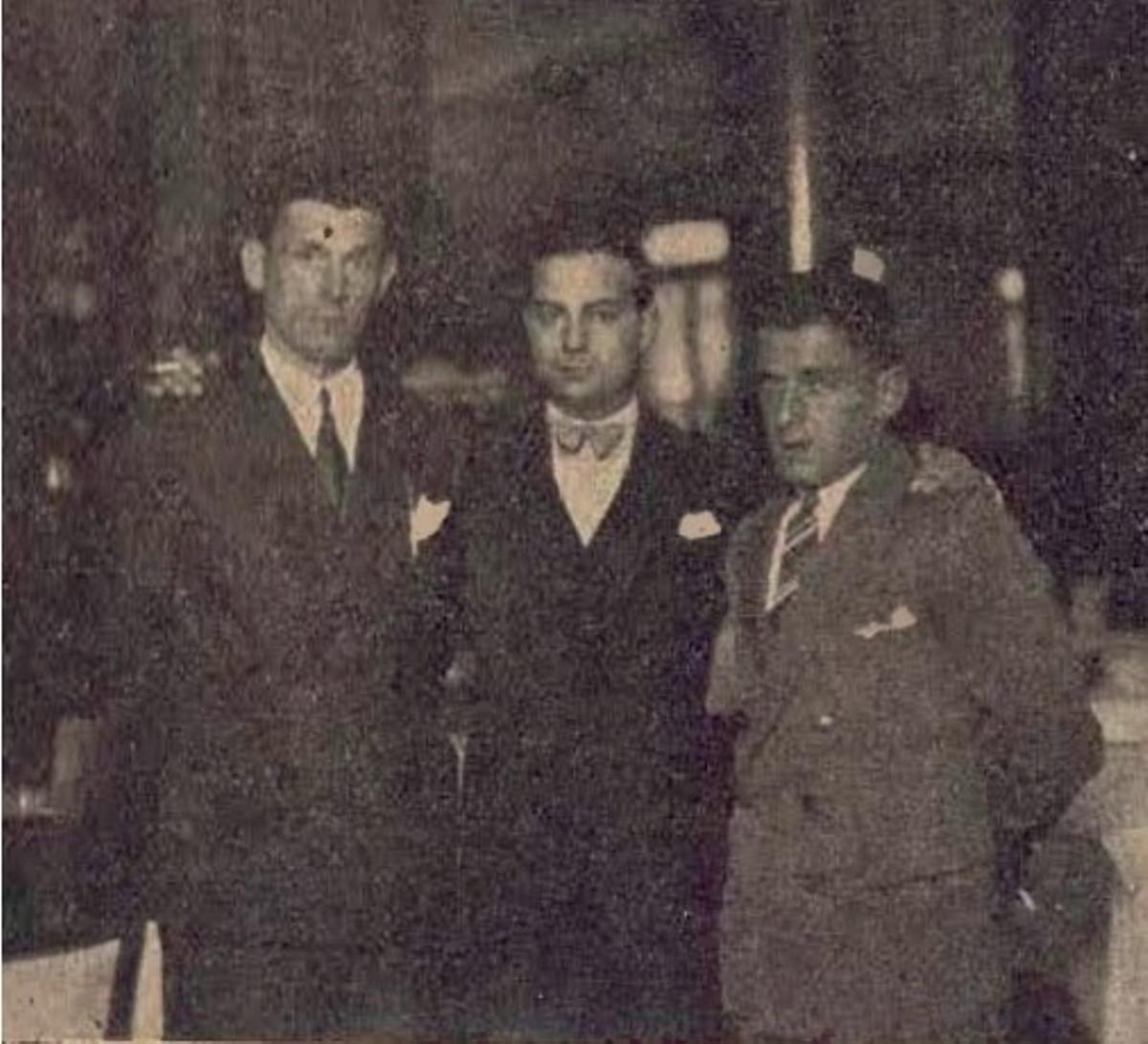 No centro da imaxe vemos a Eduardo Blanco Amor, que ten á súa esquerda ao defensa Luís Otero e á dereita ao dianteiro Ramón Polo.