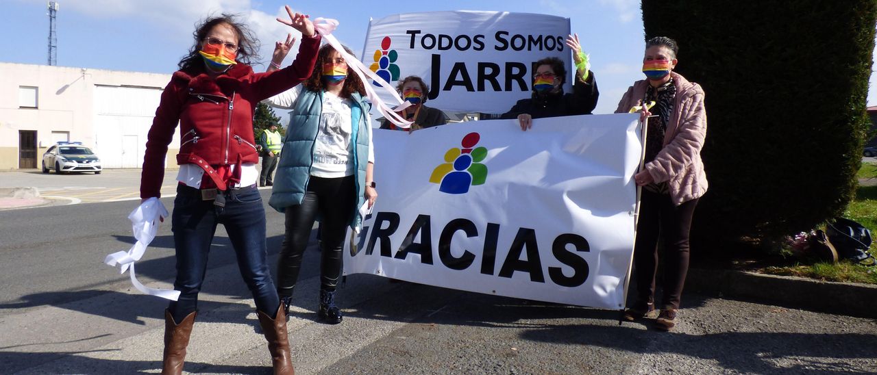 Las promotoras de la movilización, con Mar Villanueva en primer término, haciendo la señal de la victoria.