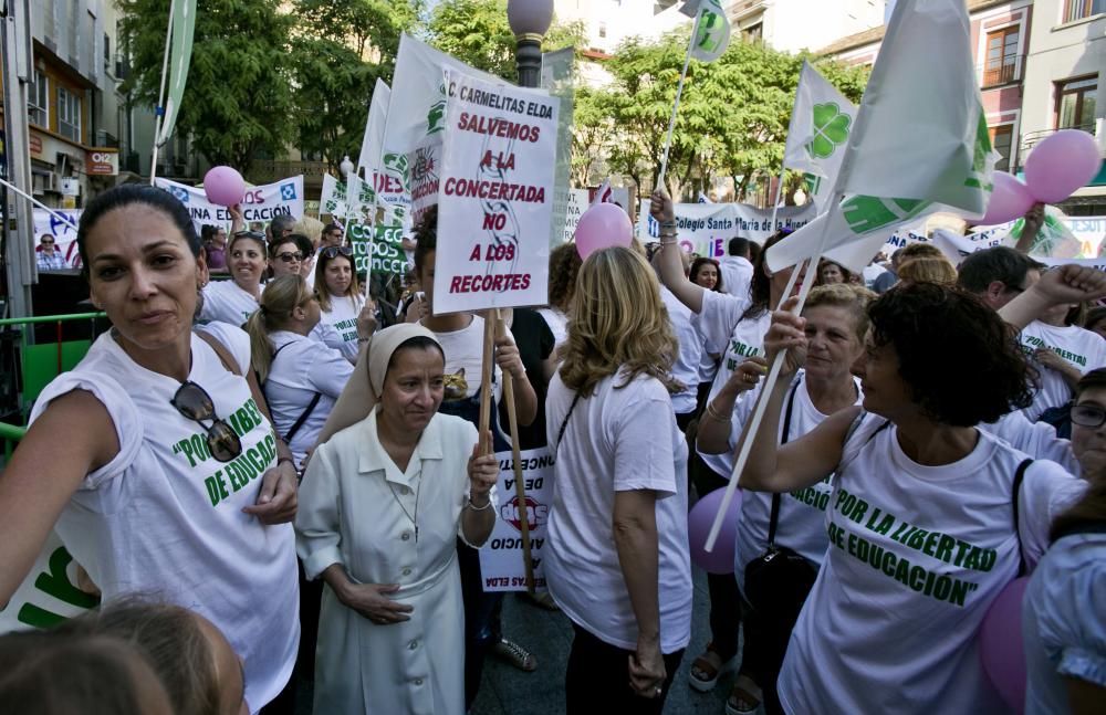 Los manifestantes de diferentes puntos de la provincia piden que sus hijos mantengan la libertad a la hora de optar por esta educación