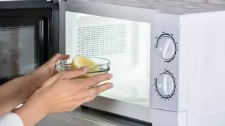 El truco casero para limpiar el microondas con limón que debes conocer