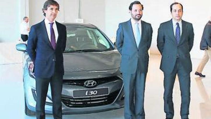 Directivos de Koprinsa, Hyundai España y Asturdai, con el i30. / B. G.