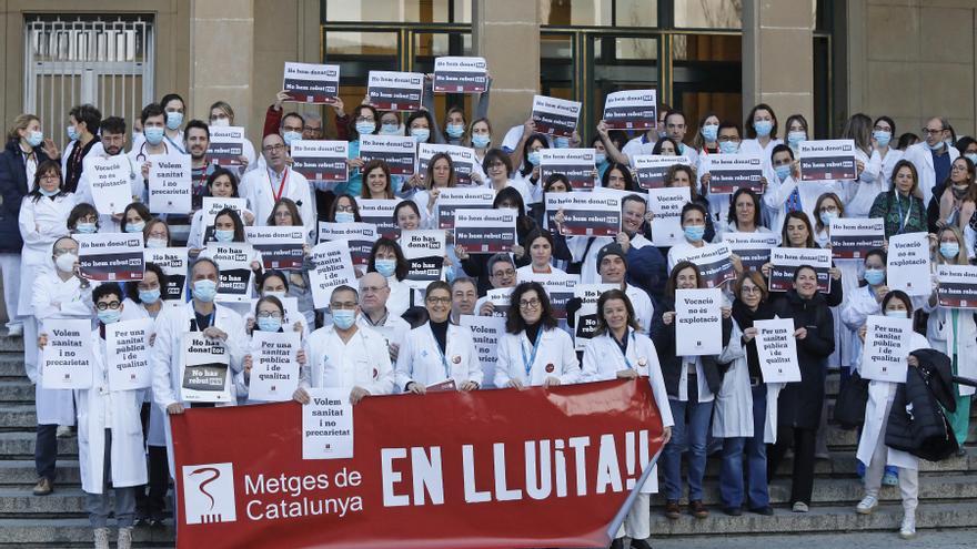 Els metges mostren múscul i agafen força en les reivindicacions de millores laborals