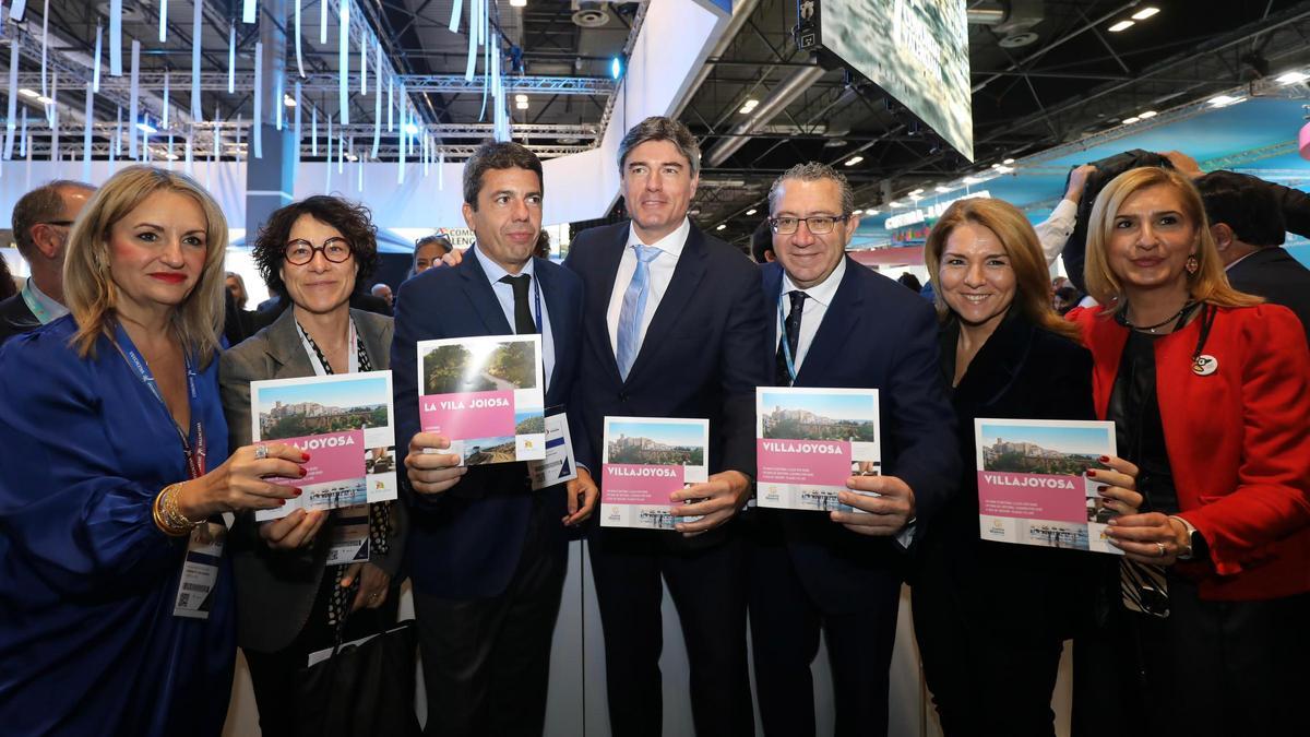 El alcalde y concejales de La Vila en Fitur junto al presidente del Consell, la consellera de Turismo y el presidente de la Diputación.