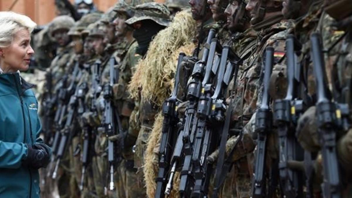 La ministra de Defensa de Alemania, Ursula von der Leyen, con soldados de la 23 Brigada de Infantería de Montaña en Bad Reichenhall (Baviera)