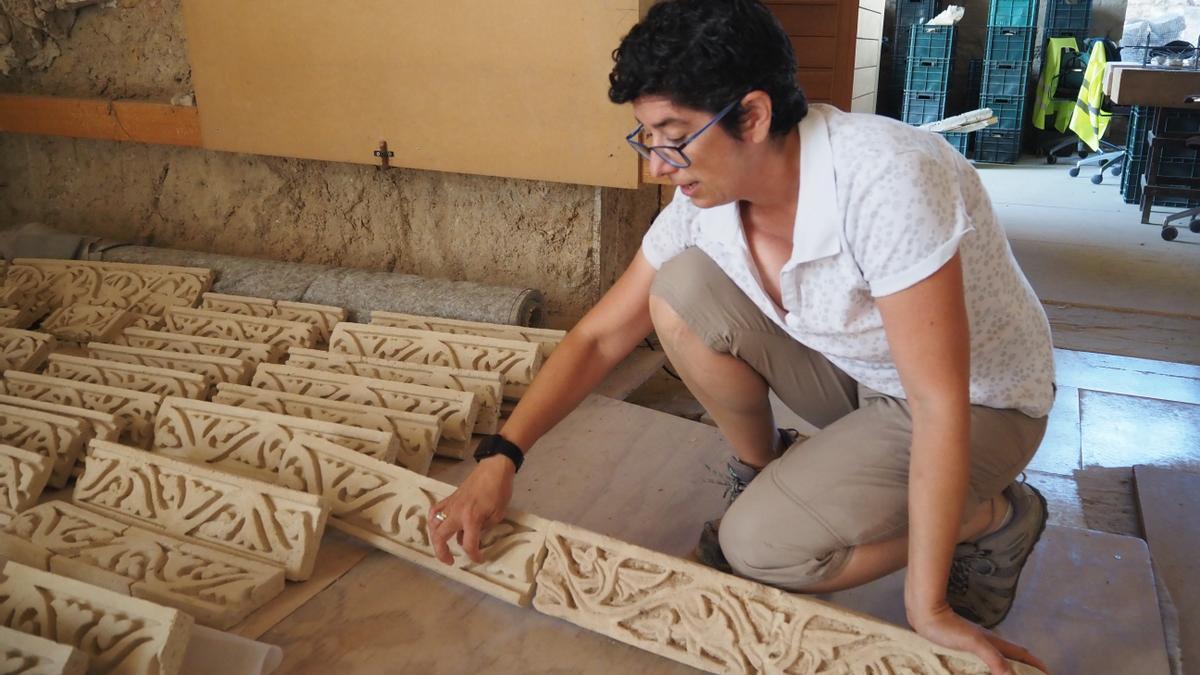 Arqueóloga muestra piezas originales y nuevas