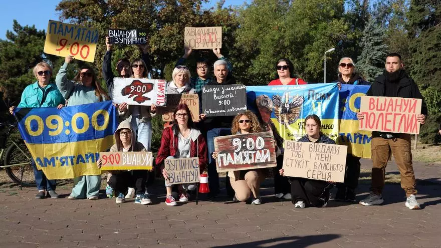 Activistas en un minuto de silencio a las 9.00 en Kharkiv y por la liberación de los prisionereso de Azovstal