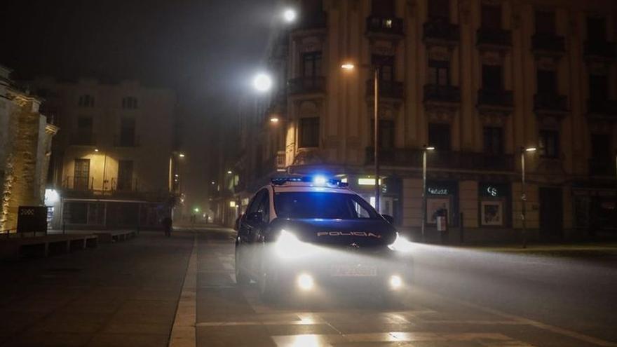 Una patrulla de la Policía Nacional vigila la capital.  | J.N.