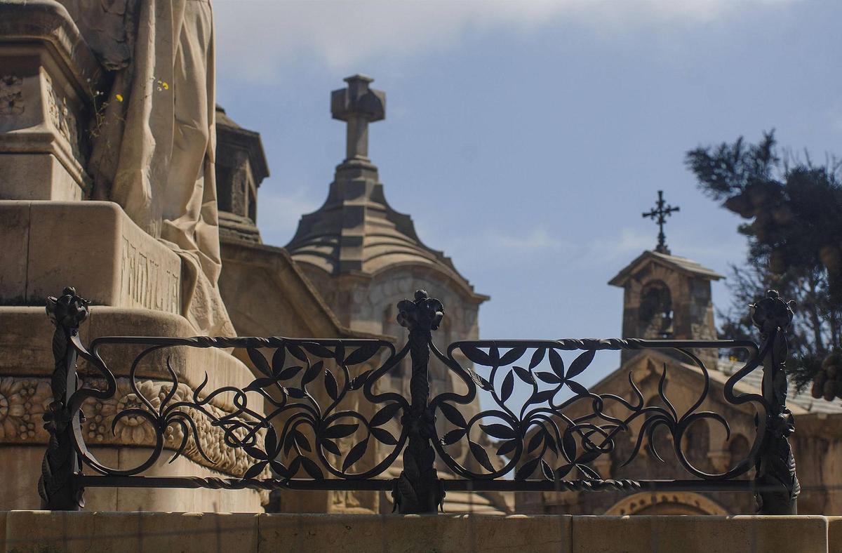 Parte de la réplica de la valla ya repuesta en el panteón Coromina, en el cementerio de Montjuïc, en Barcelona.