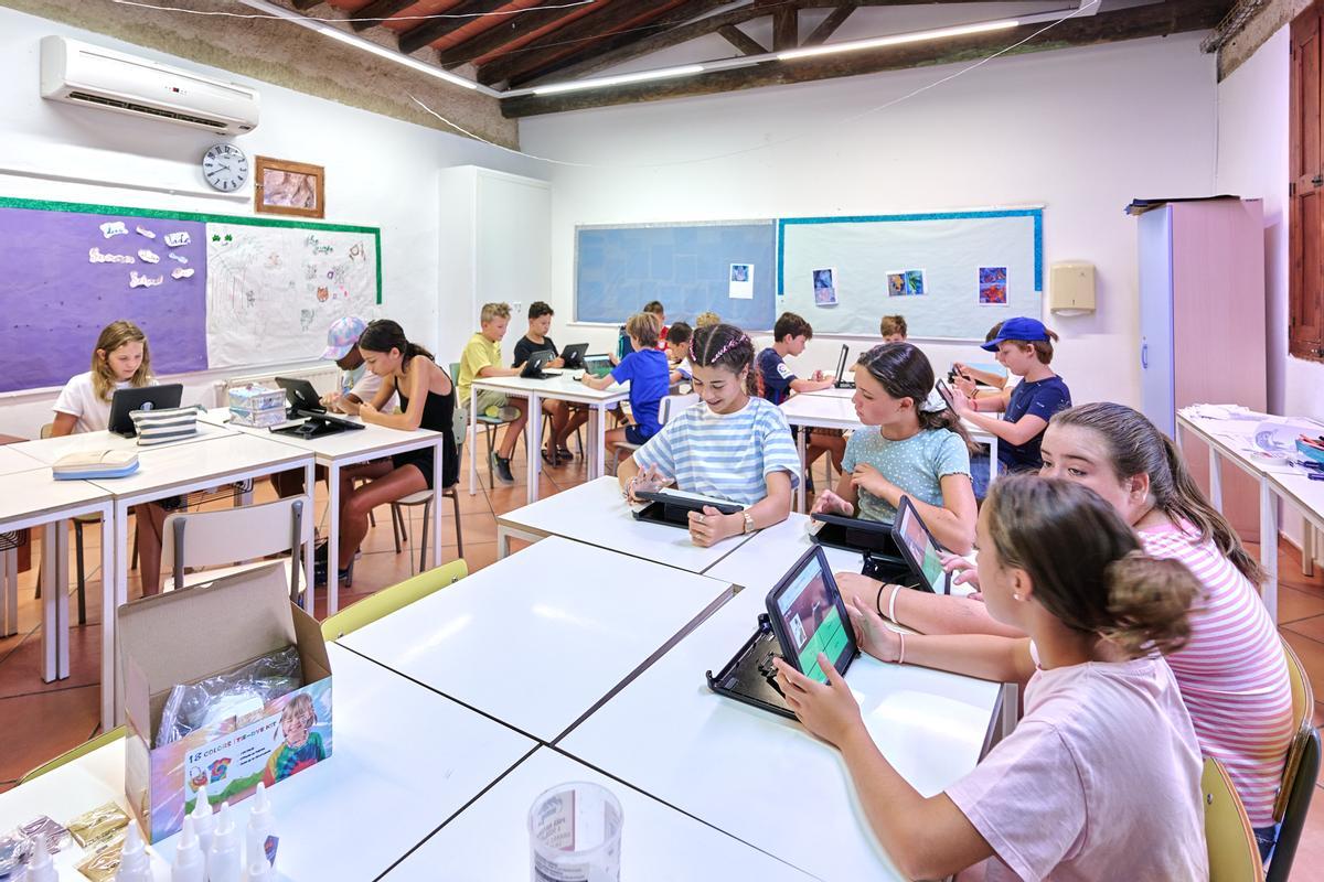 Los niños utilizan los iPads de la clase y las pizarras interactivas para facilitar su aprendizaje.