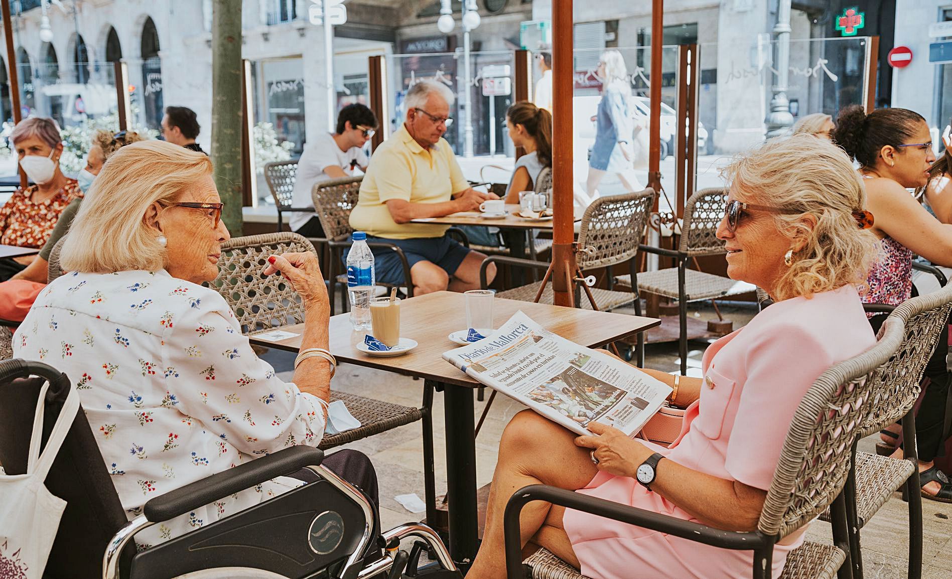 Dos clientas tomando un café en la terraza exterior. 