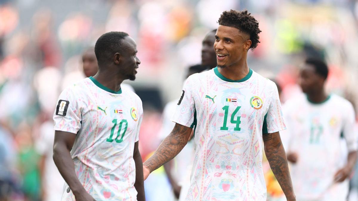 Sadio Mane y Ismail Jakobs, de Senegal, celebran su victoria ante Irak en el Mundial en Toronto.