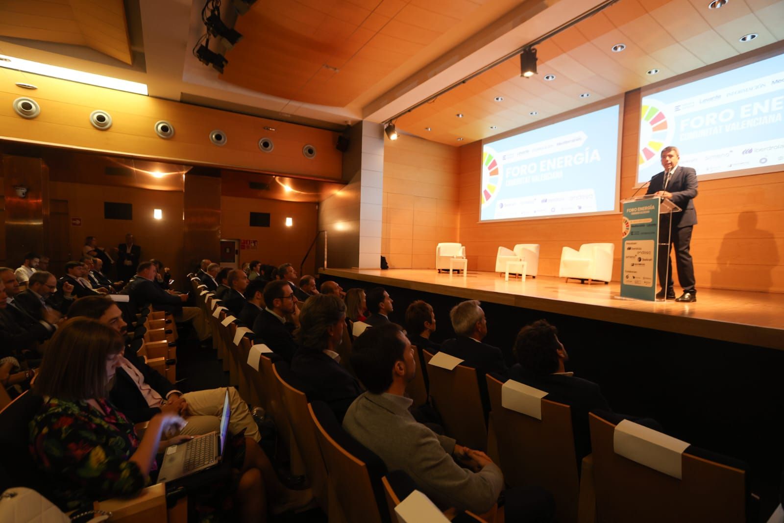 Llegada de los asistentes a la segunda edición del Foro de Energía en la Comunitat Valenciana