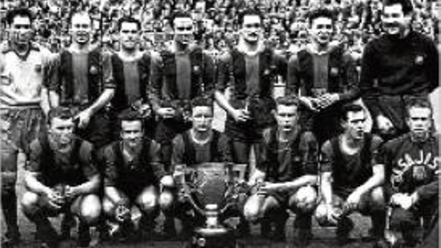 Biosca, quart a dalt per l&#039;esquerra, amb la Copa del Generalíssim el 1952