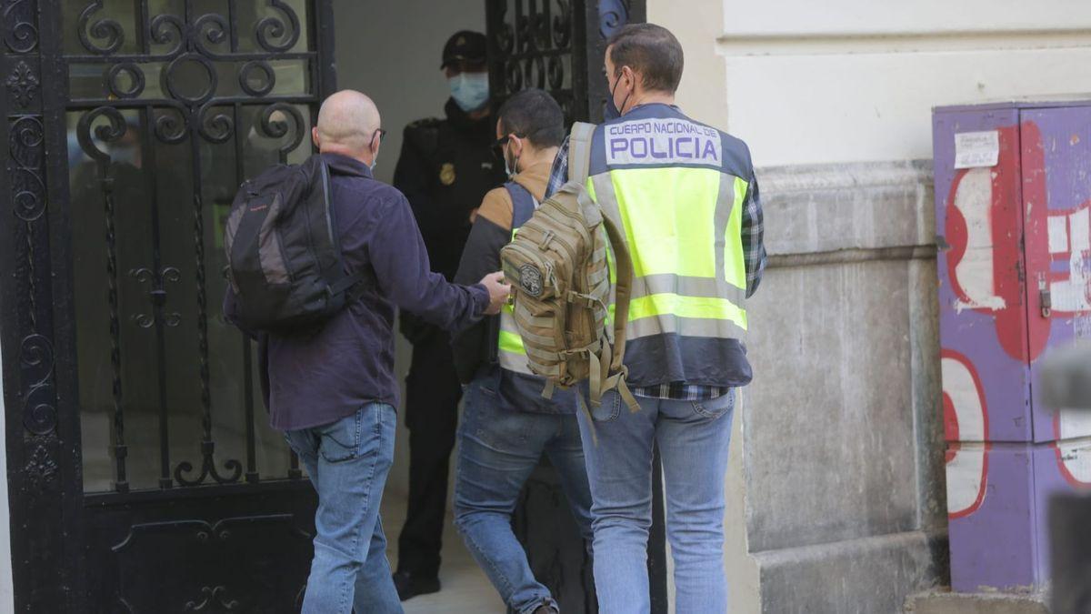 Agentes del Cuerpo Nacional de Policía acceden a la vivienda donde se ha producido el crimen machista. / EDUARDO RIPOLL