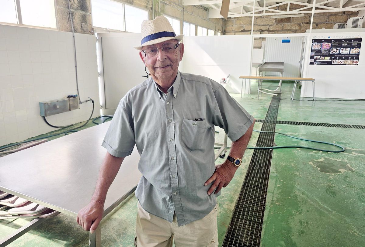 El marinero Manuel Carbajo Rial, en la lonja de Panxón, y donde trabajó duro 9 años