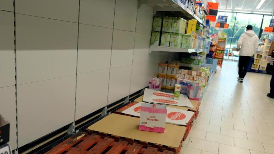 Un supermercado con estanterías vacías.