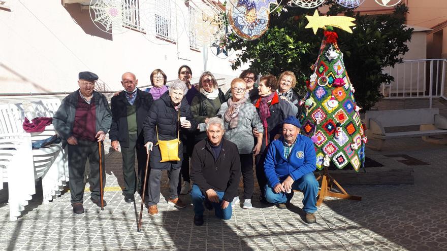 Voluntarios del grupo &#039;Soles&#039; decoran la residencia de mayores de Torrejoncillo