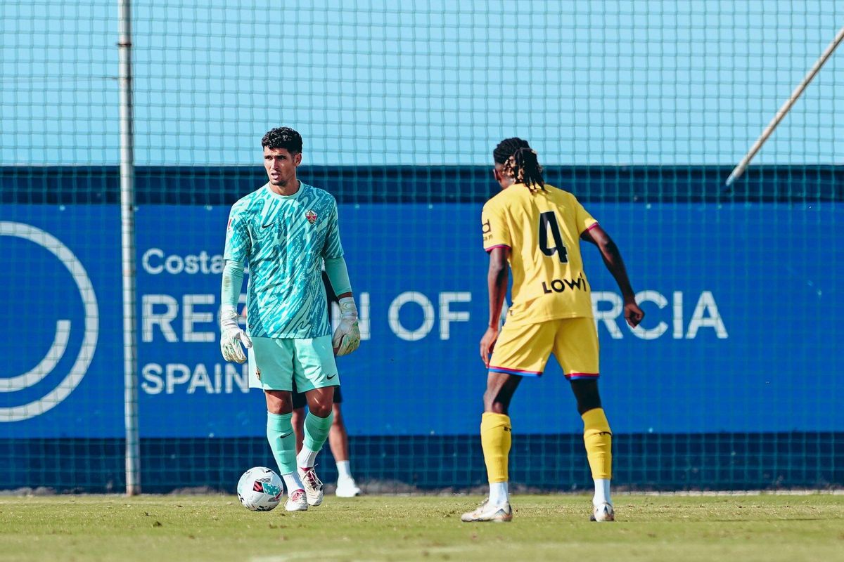 Matías Dituro inicia una posesión del Elche desde atrás.