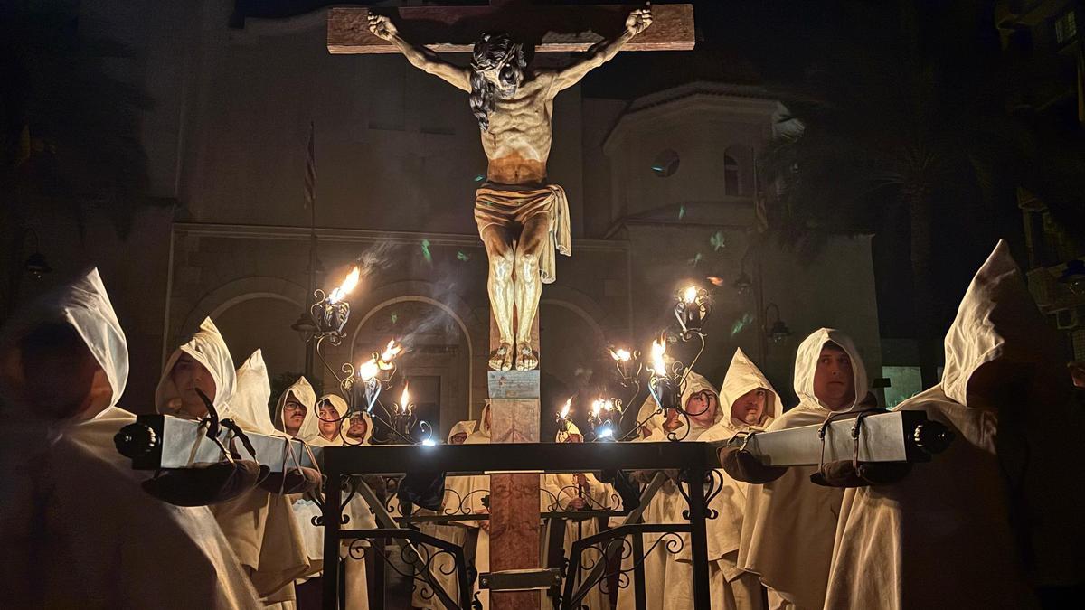 Un momento de la Procesión de Penitencia de Crevillent celebrada este martes.