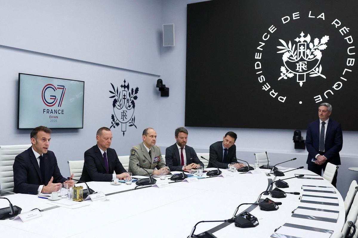 El presidente francés, Emmanuel Macron (i), el jefe del Estado Mayor del presidente de la República, Vincent Giraud (2i), y el asesor diplomático del presidente, Emmanuel Bonne (3i), presiden una videoconferencia de los líderes del G7 para debatir las repercusiones de la guerra en Irán sobre la economía mundial, en el Palacio del Elíseo en París el 11 de marzo de 2026