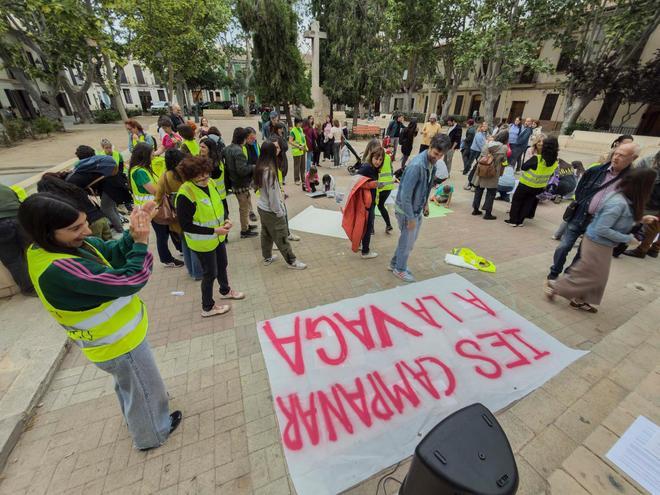 Los docentes se preparan para la huelga con encierros en los centros y pancartas