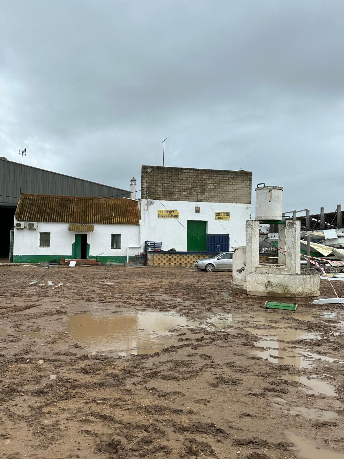 Fotogalería | Derrumbe de una nave agrícola en Coria del Río