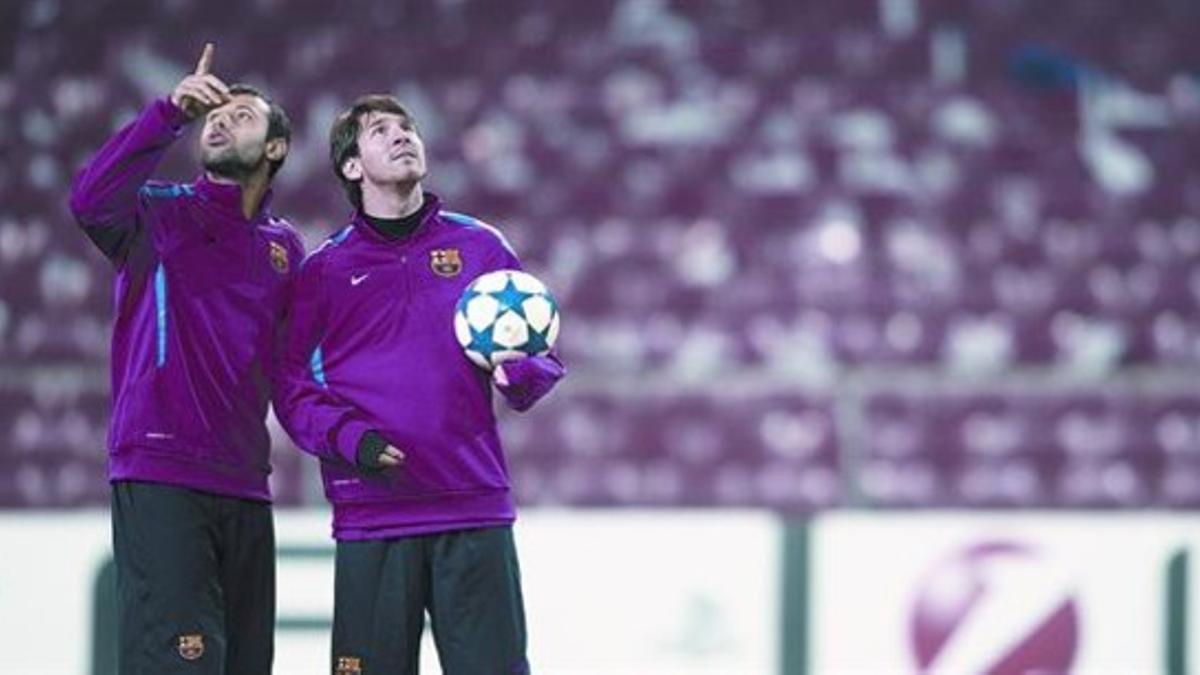 Mascherano y Messi hacen observaciones sobre el techo retráctil de Parken Stadium, ayer en el entrenamiento del Barcelona a su llegada a Copenhague.