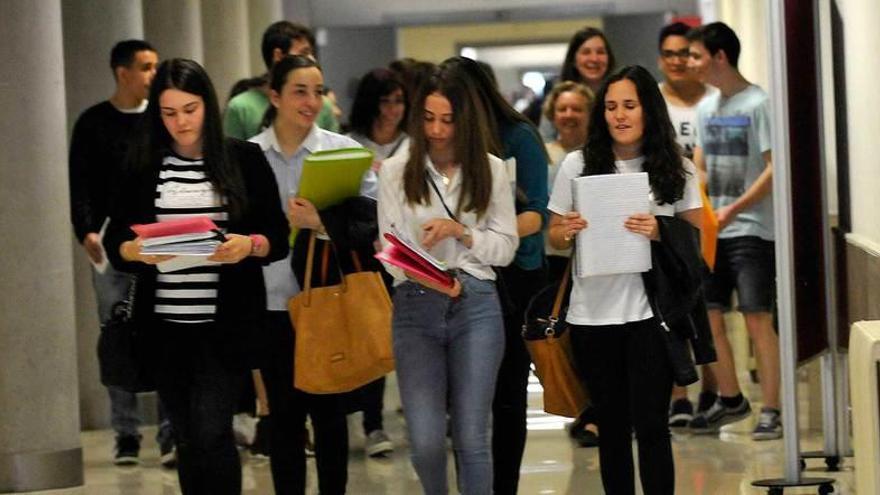 Alumnos en los pasillos de la Politécnica de Mieres.