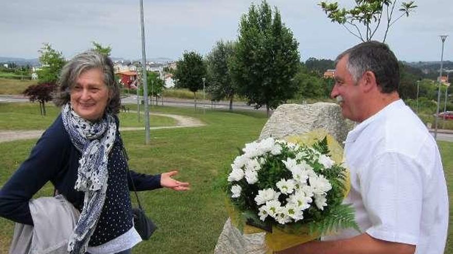 Olga Lucas y Ángel García Seoane, en el parque José Luis Sampedro.