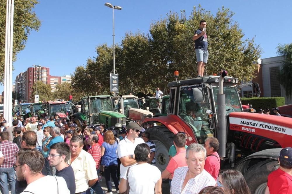 Protesta de agricultores en la Asamblea Regional