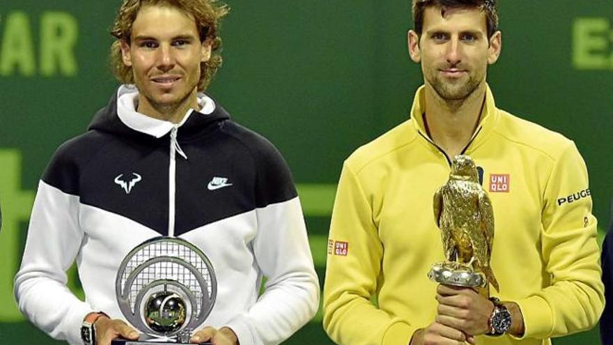 Rafa Nadal i Novak Djokovic amb els trofeus al final del partit