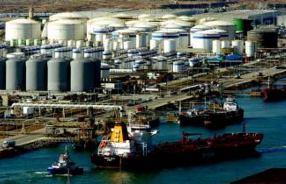 El vaixell Norient Solar, carregat d’aigua potable, arriba al port de Barcelona procedent de Marsella, ahir. El vaixell Norient Solar, carregat d’aigua potable, arriba al port de Barcelona procedent de Marsella, ahir.