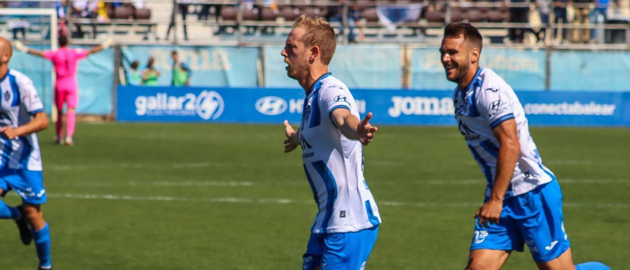 Nieto celebra uno de los tantos anotados ayer frente al Bilbao Athletic.