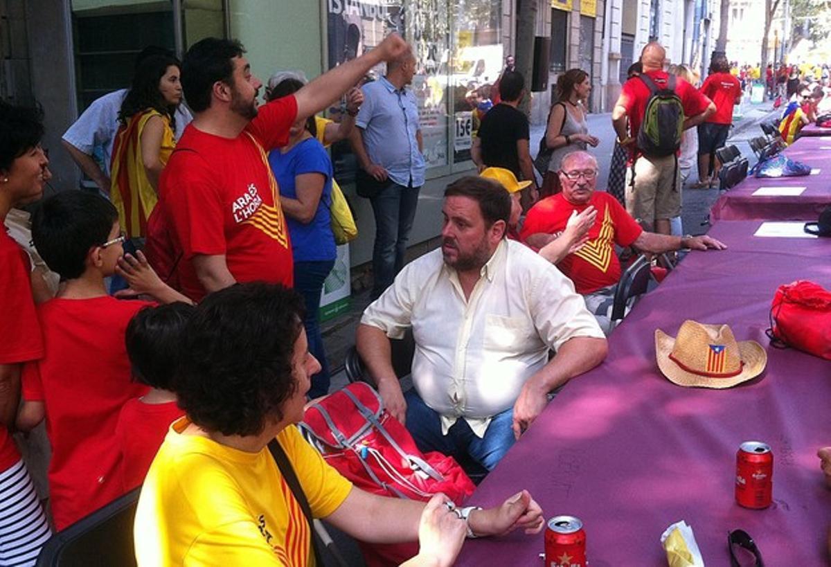 El líder de ERC, Oriol Junqueras, en la calle Bruc con Trafalgar, este jueves.