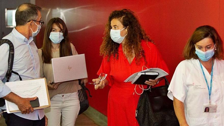 Javier Arranz, Marga Frontera, Pilar Costa y Carmen Santos, antes de la rueda de prensa.