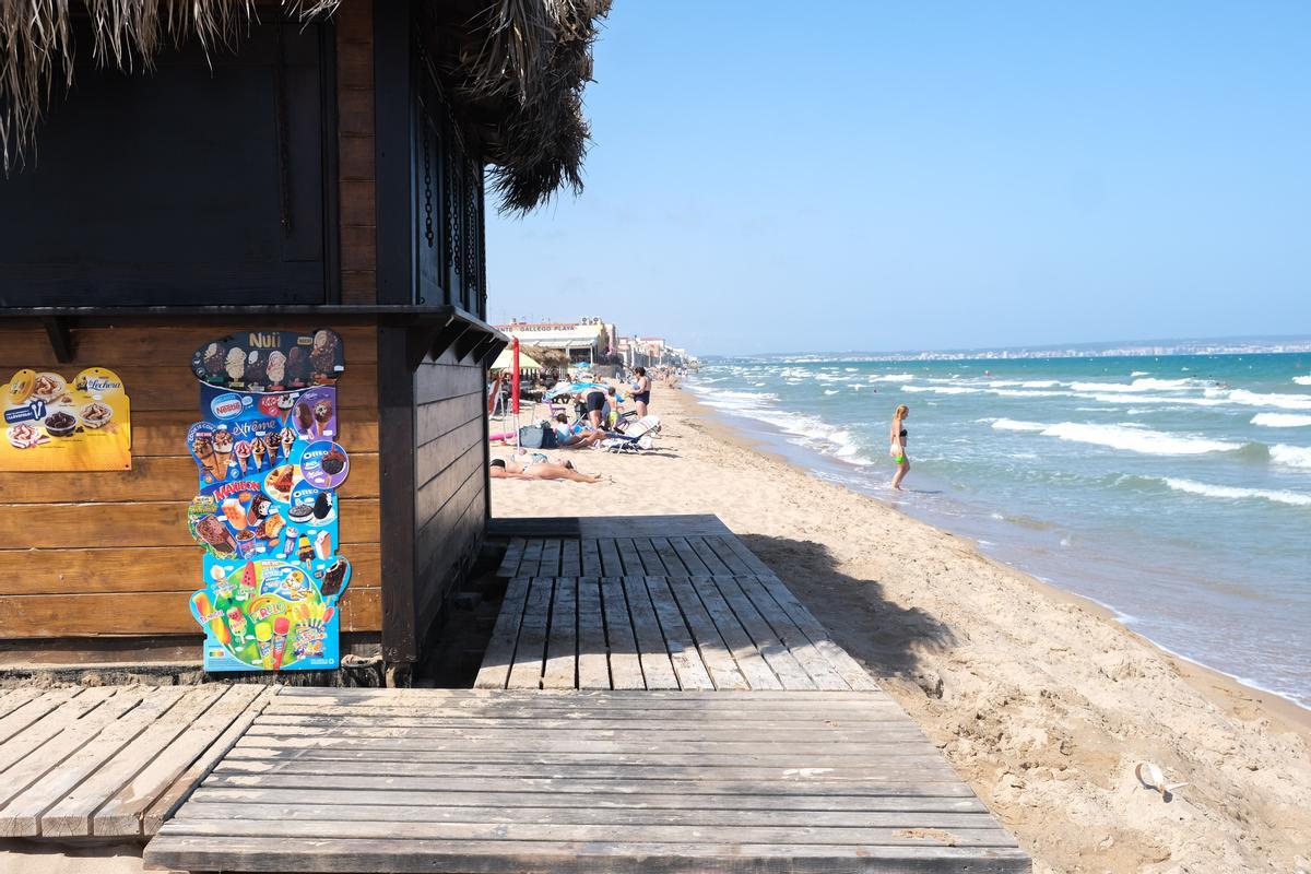 La playa de El Pinet de Elche se queda sin arena