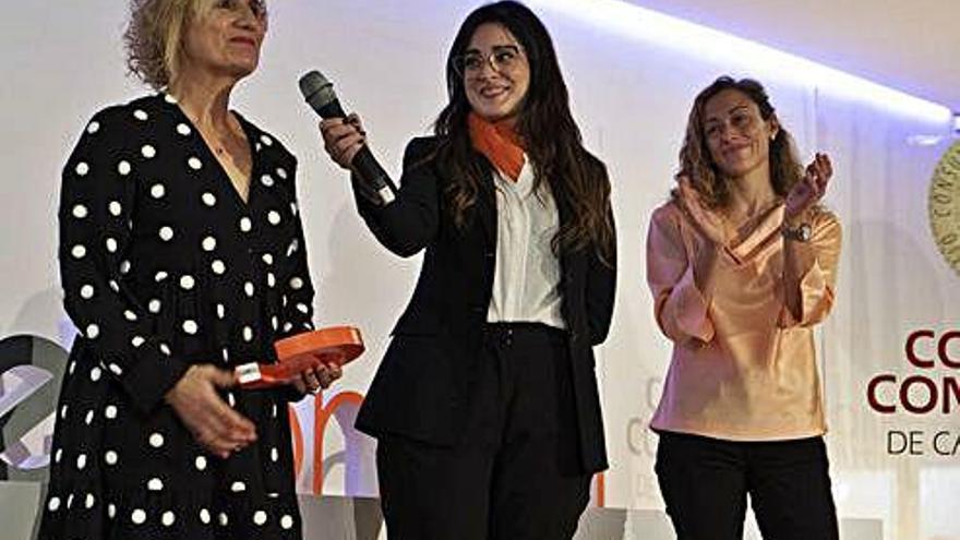 María Ángeles González recibió el premio a la Mujer Rural que le entregó Flor Linares, de Cobadú.