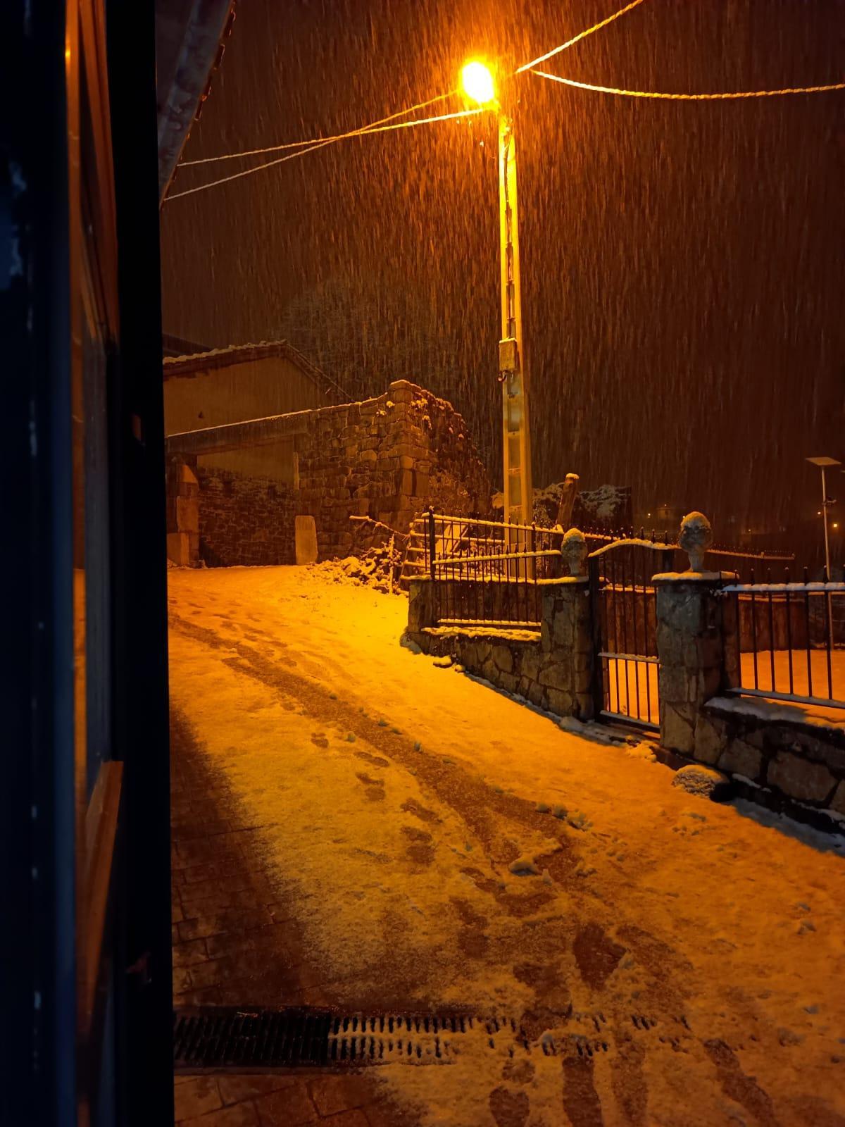 Las calles nevadas de San Xuan de Beleño (Ponga) la noche pasada.