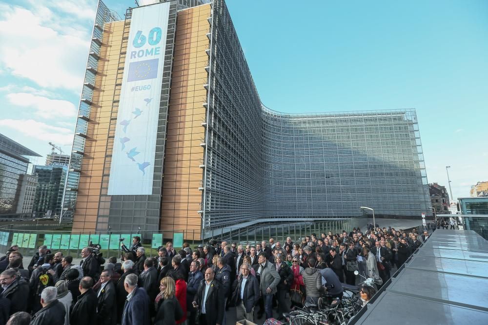 200 alcaldes catalans protesten a Brussel·les pels "presos polítics"