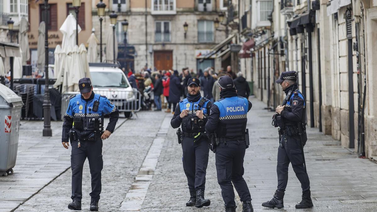 Policía Nacional en la zona donde se produjo el asesinato.