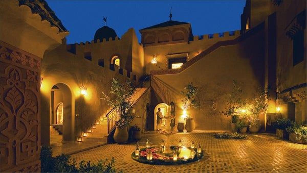 Patio de Kasbah Tamarot y suite del Astoria de San Petersburgo.