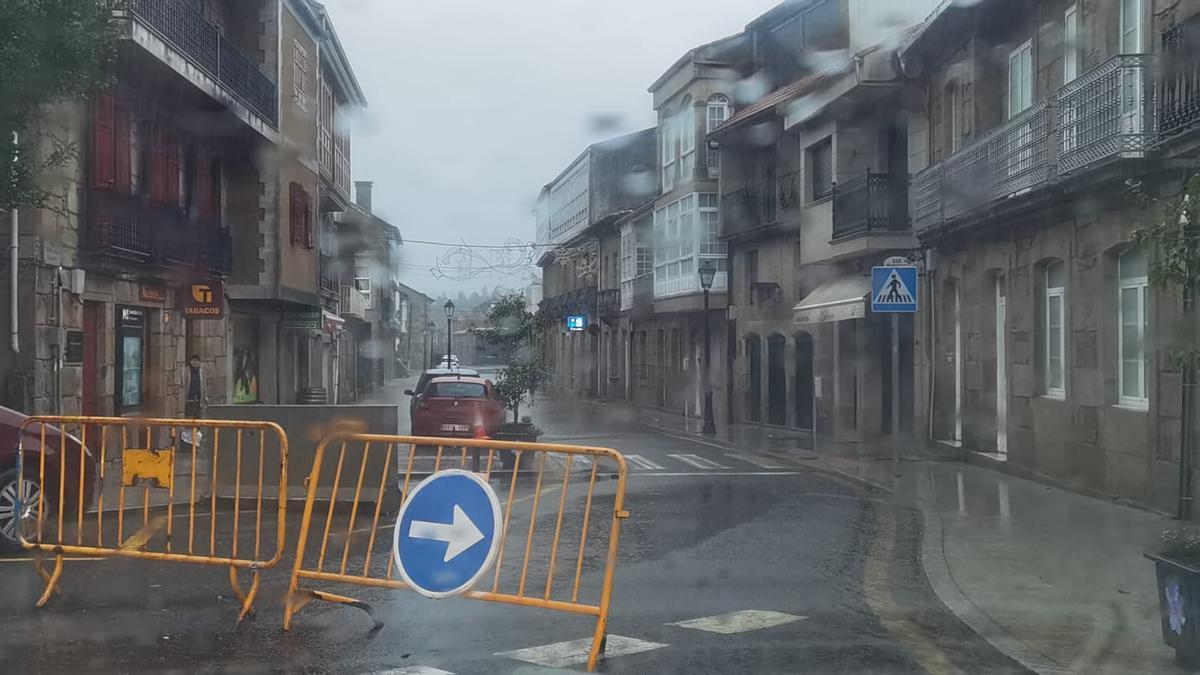 Calle Bernardo Sagasta de Cuntis, cerrada a primera hora por la acumulación de agua