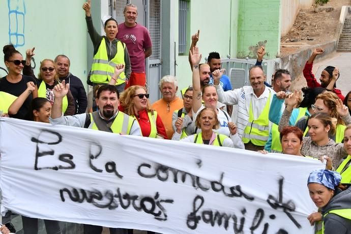 11/09/2019 TELDE. Protesta de los trabajaros de convenio del ayuntamiento de Telde. Uno de los grupos en Jinamar y otro en la plaza de San Juan. Fotógrafa: YAIZA SOCORRO.  | 11/09/2019 | Fotógrafo: Yaiza Socorro