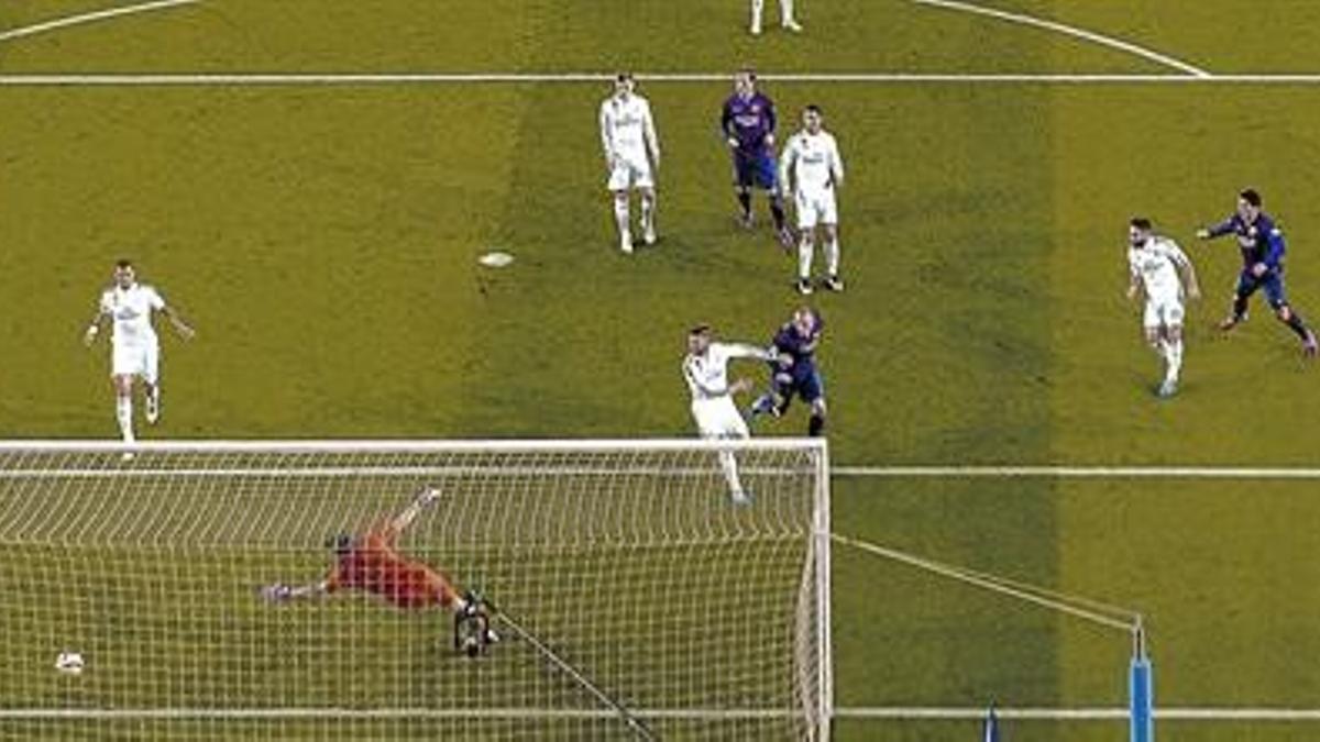 Mathieu se adelanta a Ramos y remata de cabeza el primer gol que abrió el camino del triunfo al Barça.