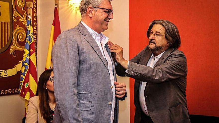 Sanjuan imponiendo la insignia a Francés en la investidura