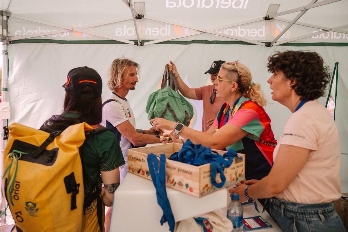 Iberdrola entregala bolsa de competición en la Copa del Mundo de Escalada de Dificultad en Alcobendas