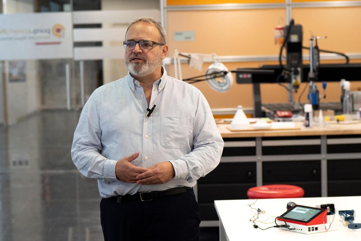 Gestado en la mente del cirujano vascular David Martínez y materializado en el Laboratorio de Prototipado del PCUMH, el dispositivo se ha convertido en el único de su especie en el mundo