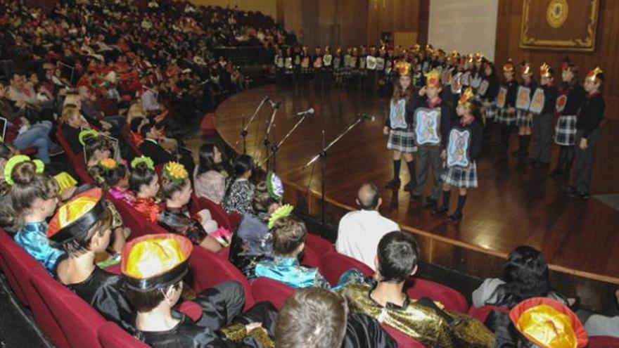 Un momento de la acto celebrado ayer en el Paraninfo de la ULPGC, con los alumnos del colegio Hispano-Inglés sobre el escenario. | andrés cruz