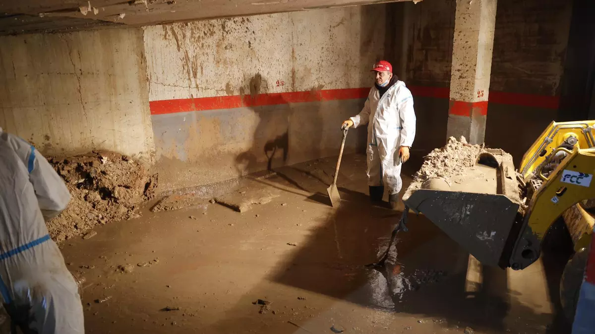 La limpieza de garajes en Valencia y la reparación de carreteras por la dana se dispara casi en 50 millones